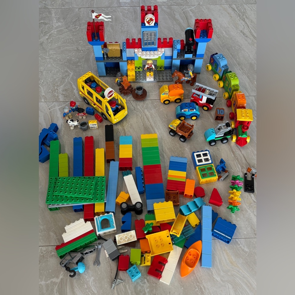 260+ LEGO Duplo pieces